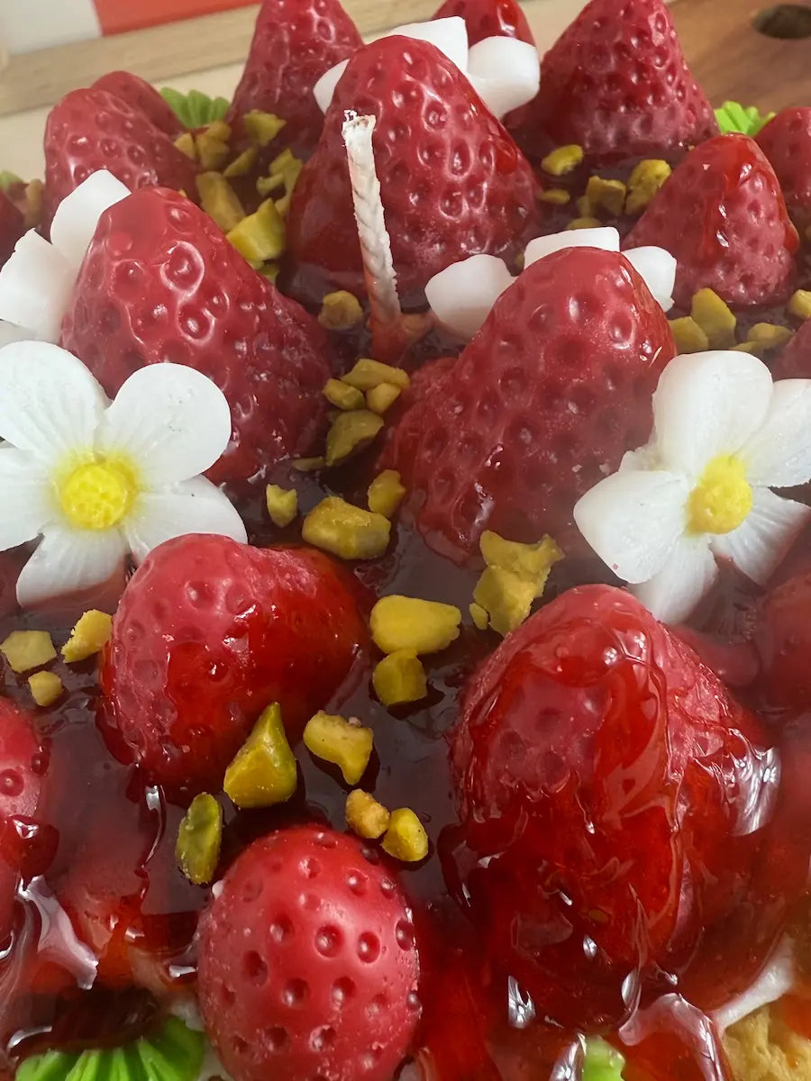 Miss Strawberry Cake – Handgemachte Dessertkerze mit Erdbeerduft