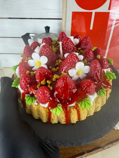 Miss Strawberry Cake – Handgemachte Dessertkerze mit Erdbeerduft