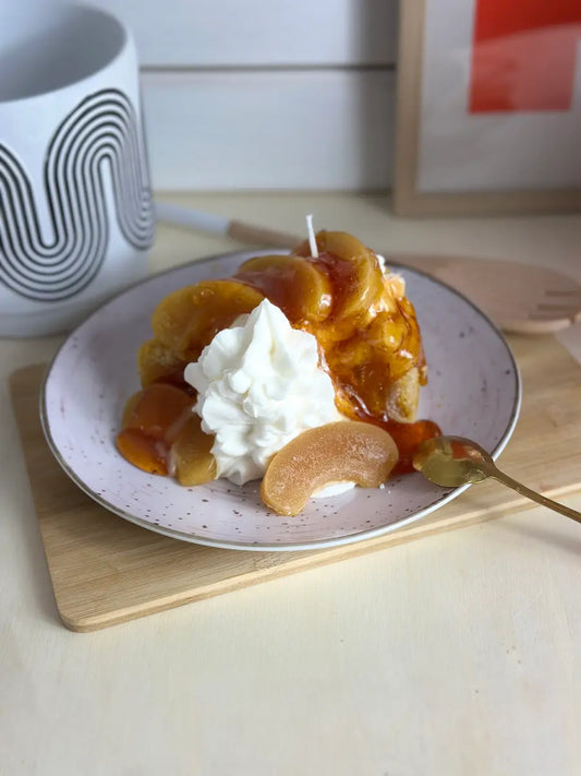 Handgemachte Duftkerze Apfelkuchen 2.0 mit Apfelstücken, Karamell und Sahnehaube auf Holzbrett – kramMITcharme