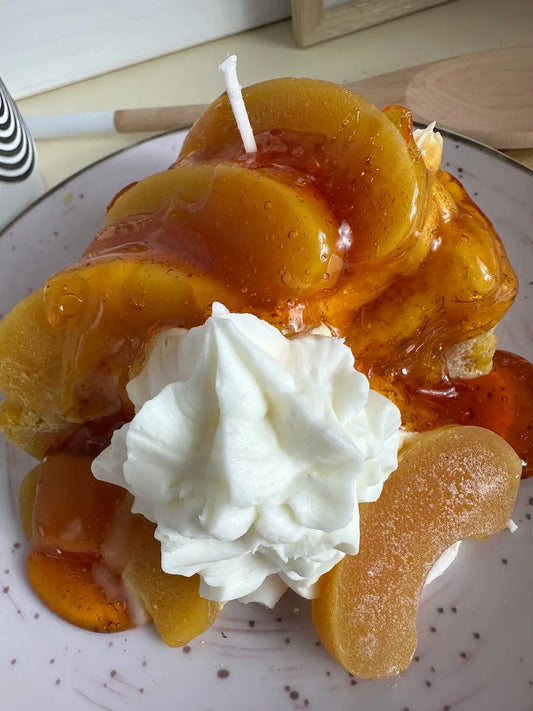 Detailaufnahme der Duftkerze Apfelkuchen 2.0 mit saftigen Apfelspalten und Karamell-Topping – kramMITcharme