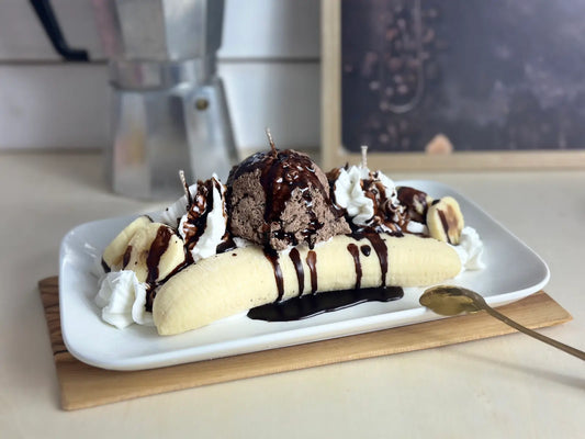 Handgemachte Duftkerze Banana Split mit Banane, Schokoladensoße und Sahnetopping auf Teller – kramMITcharme