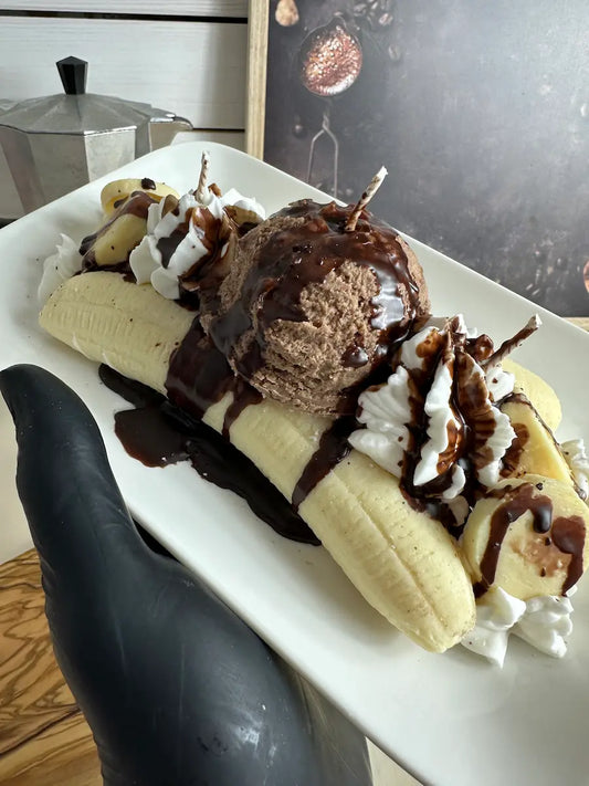 Handaufnahme der Duftkerze Banana Split mit cremiger Sahne, Banane und Schokoladenduft – kramMITcharme