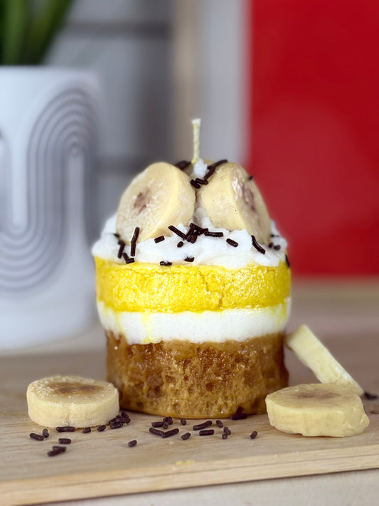 Handgemachte Duftkerze Bananen Törtchen mit Sahnetopping, Bananenscheiben und Schokostreuseln – kramMITcharme