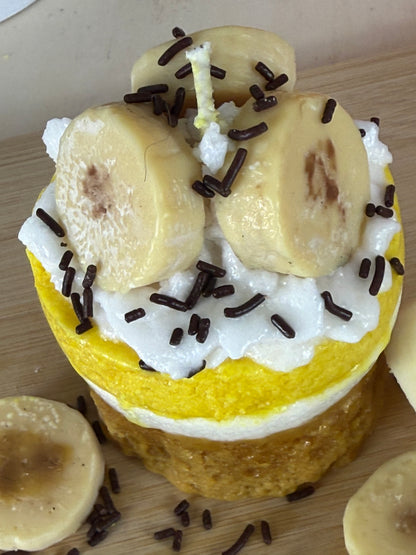 Nahaufnahme der handgegossenen Duftkerze Bananen Törtchen mit Banane und Schokostreuseln – kramMITcharme