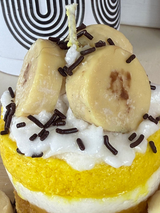 Detailaufnahme der Duftkerze Bananen Törtchen mit cremiger Sahneoptik und Bananendekor – kramMITcharme