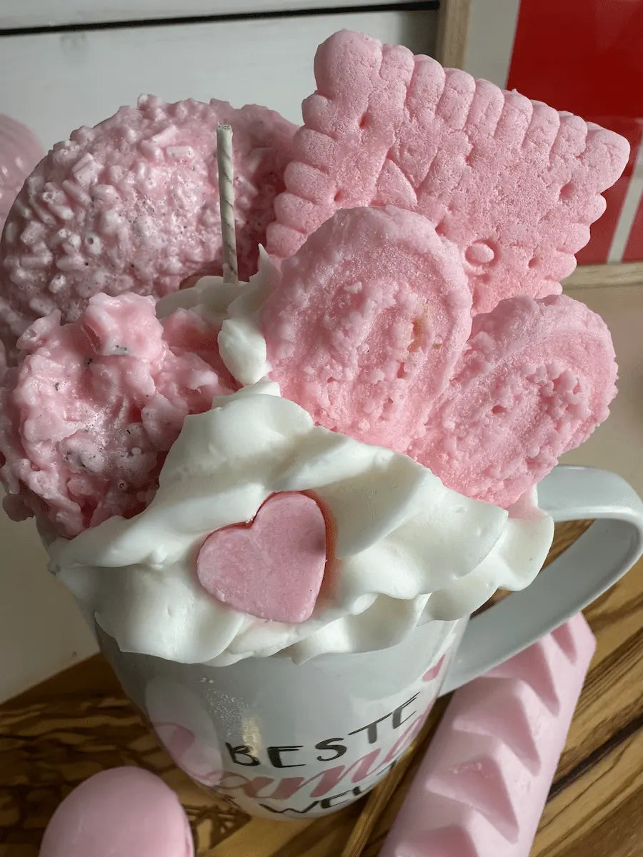 Detailansicht der Duftkerze „Beste Mama der Welt“ mit rosa Herzen und Gebäckdeko – kramMITcharme