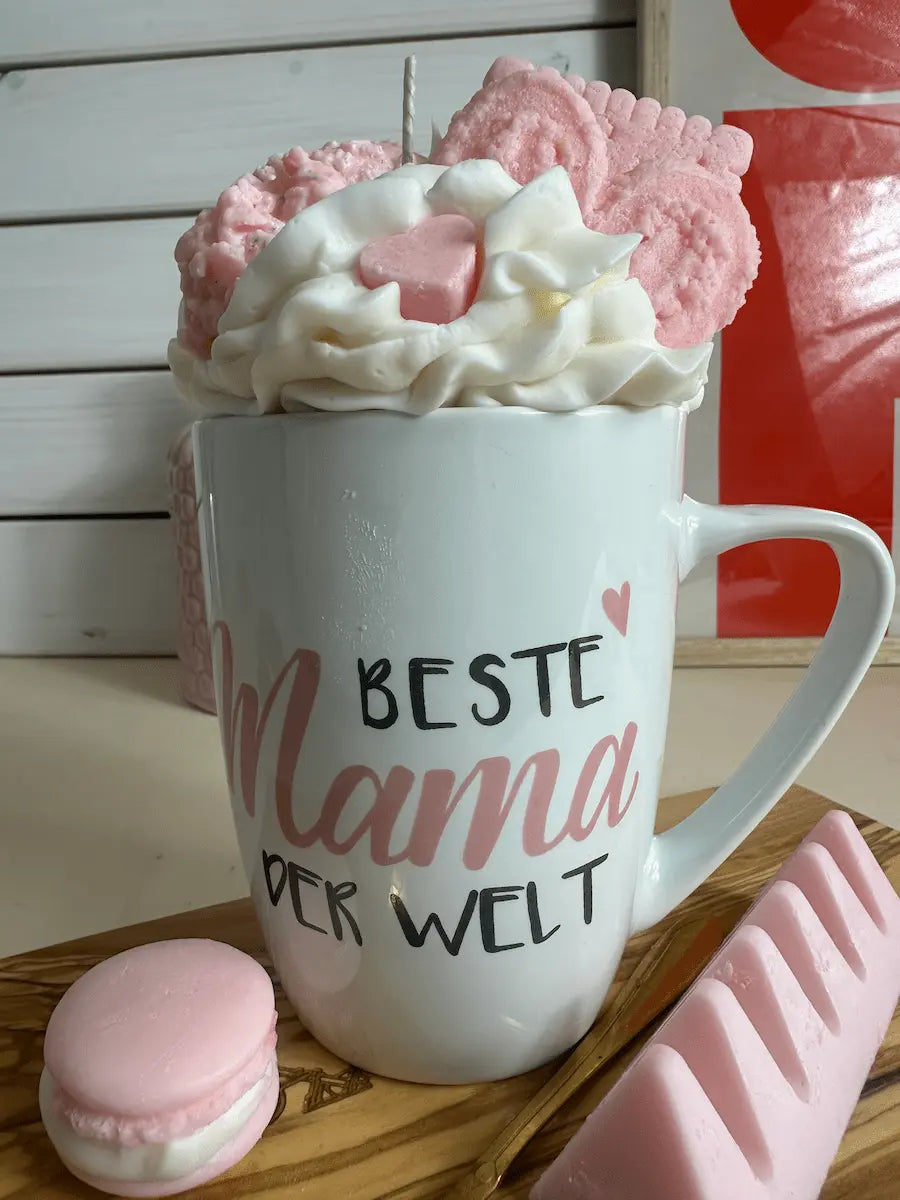 Seitenansicht der Duftkerze „Beste Mama der Welt“ in weißer Tasse mit rosa Details – kramMITcharme