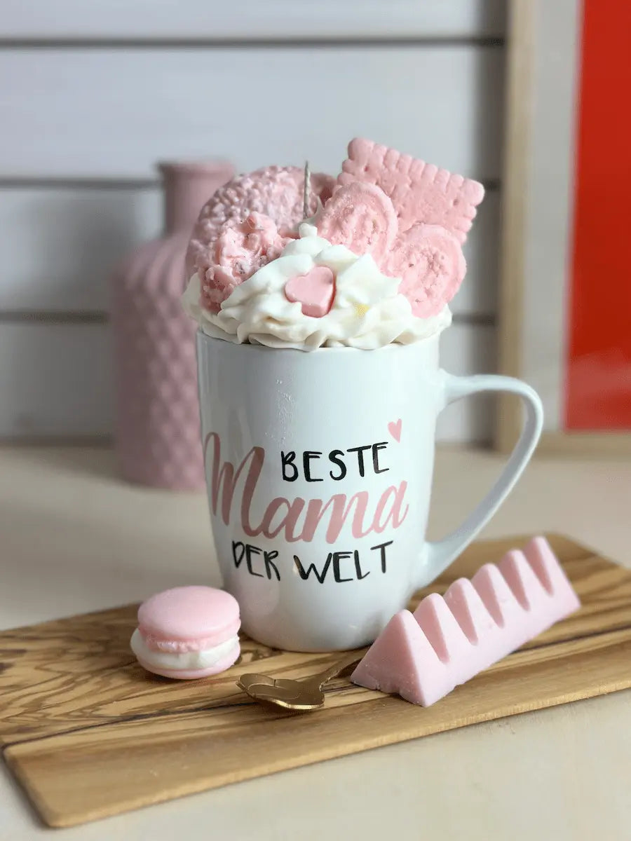 Handgemachte Duftkerze in Tasse mit Aufschrift „Beste Mama der Welt“, rosa Deko und Sahnetopping – kramMITcharme