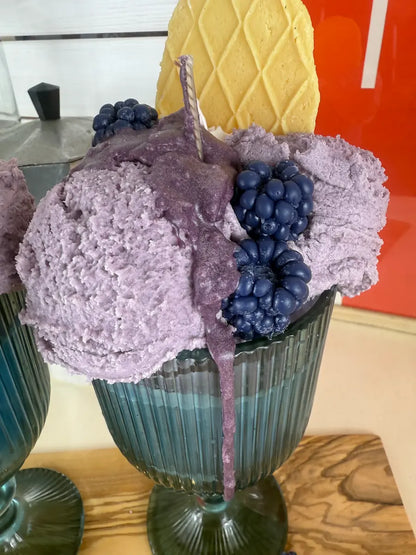 Detailansicht der Duftkerze Blueberry Beast mit violettem Wachs, Beeren und Waffel – kramMITcharme