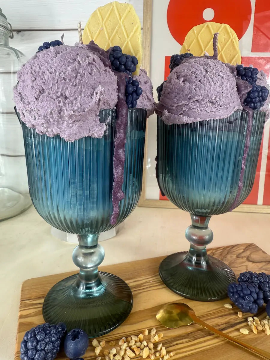 Einzelaufnahme der handgemachten Duftkerze Blueberry Beast im Eisbecher mit Heidelbeeren – kramMITcharme