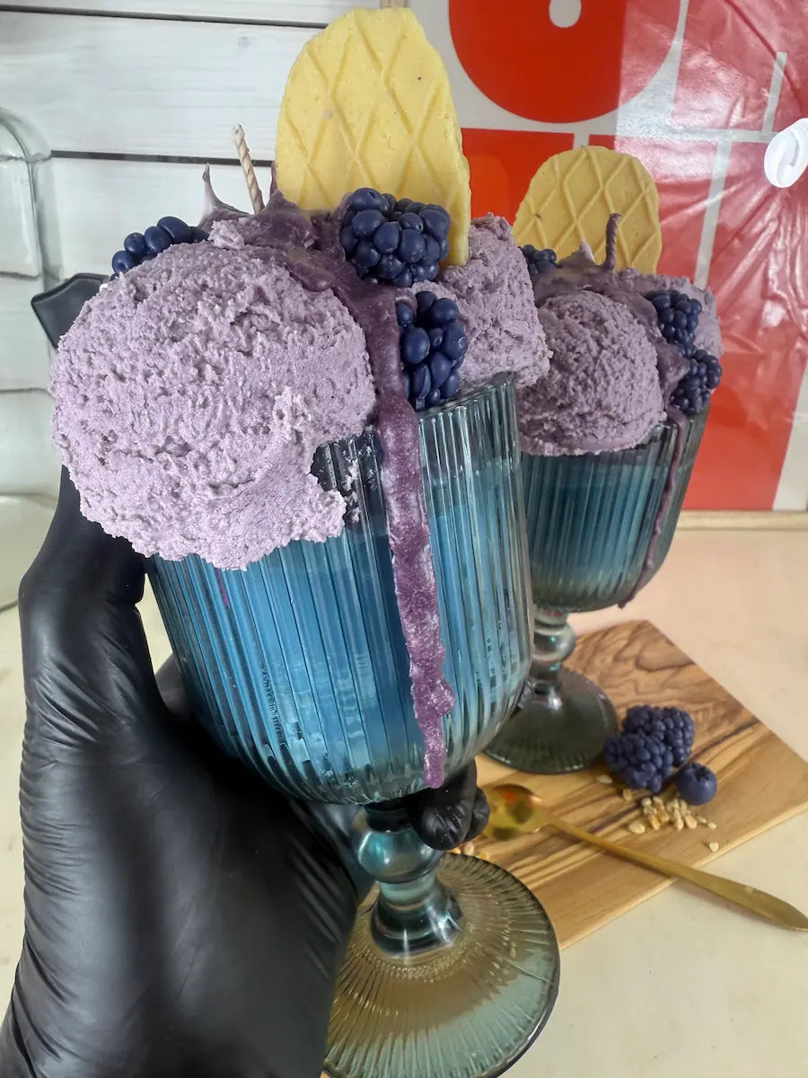 Handaufnahme der Duftkerze Blueberry Beast mit cremiger Eisoptik und Heidelbeeren – kramMITcharme