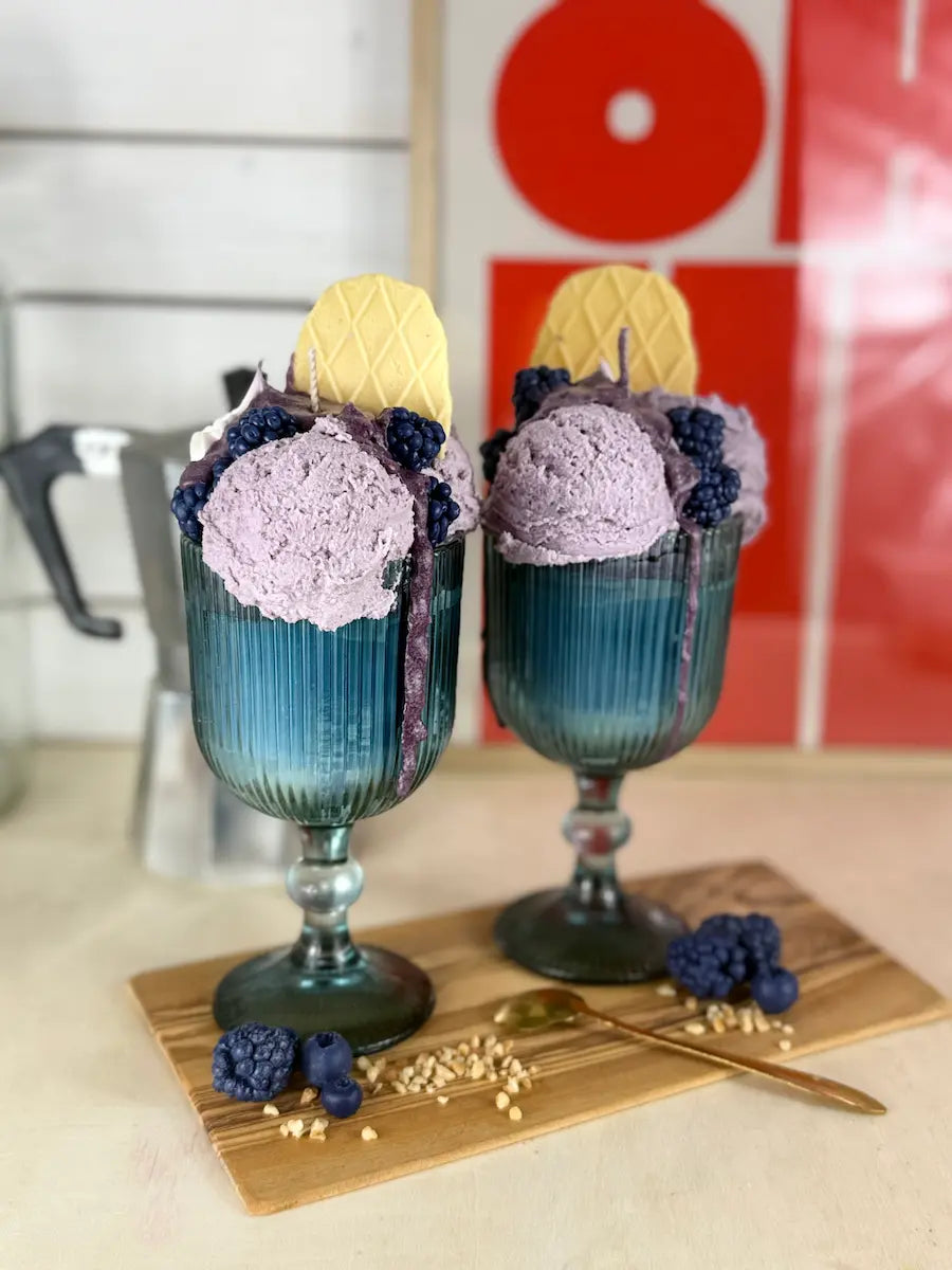 Handgemachte Duftkerze Blueberry Beast im Eisbecher mit Heidelbeeren, Brombeeren und Waffel – kramMITcharme