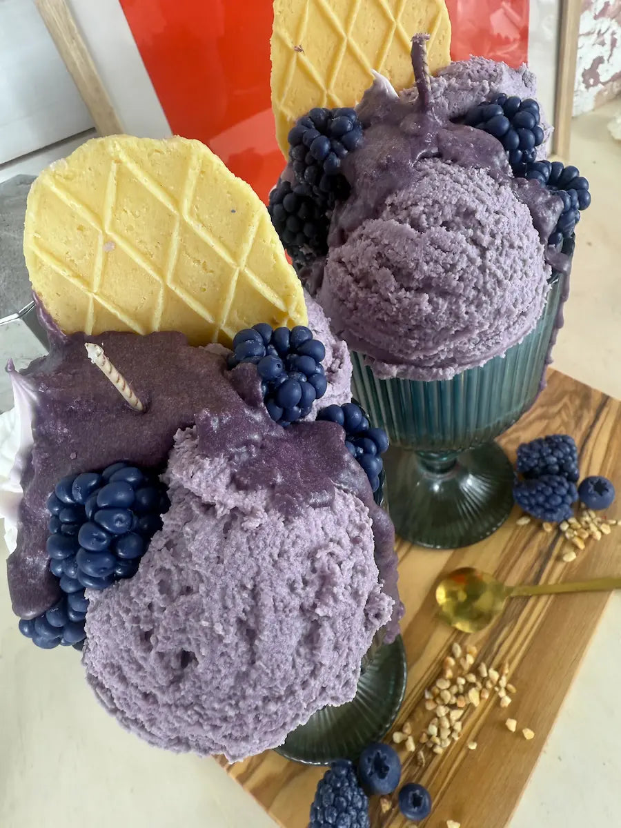 Seitenansicht der Duftkerze Blueberry Beast mit Waffeldekor und violetter Eisoptik – kramMITcharme