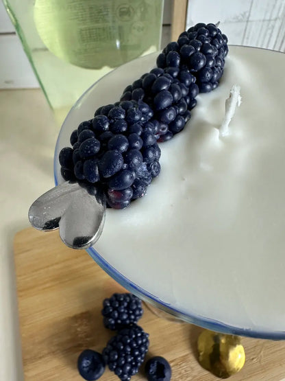 Detailaufnahme der Duftkerze Blueberry Martini mit weißen Wachs, Brombeeren und Deko – kramMITcharme