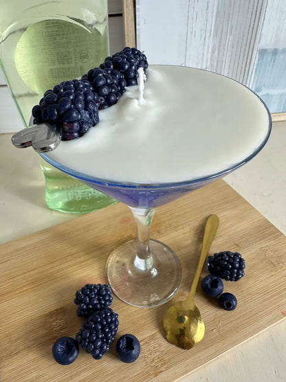 Einzelaufnahme der Duftkerze Blueberry Martini mit blauem Wachs und weißem Topping – kramMITcharme