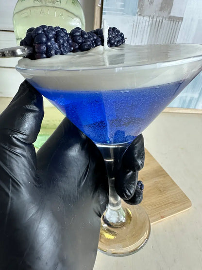 Duftkerze Blueberry Martini in der Hand, mit realistischen Beeren und blauer Wachsoptik – kramMITcharme