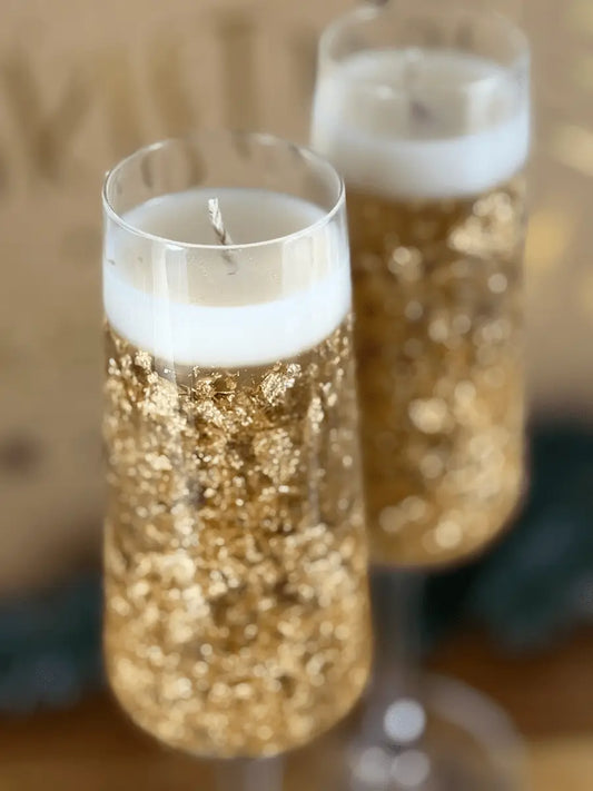 Nahaufnahme der edlen Dessertkerze im Sektglas mit goldenen Glitzerpartikeln und cremigem Wachsabschluss – kramMITcharme