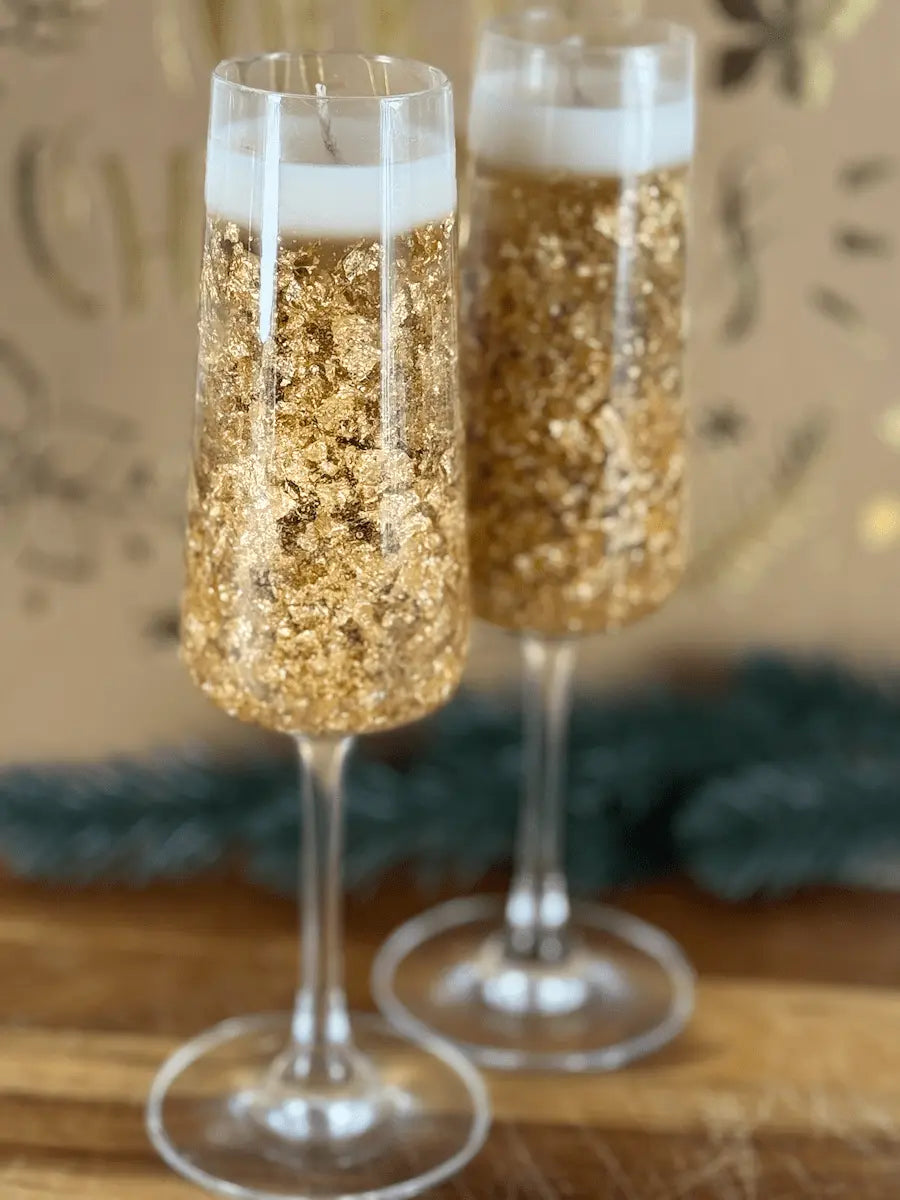 Handgemachte Champagnerlicht-Duo-Kerzen mit goldenen Details vor winterlicher Tannendeko – kramMITcharme