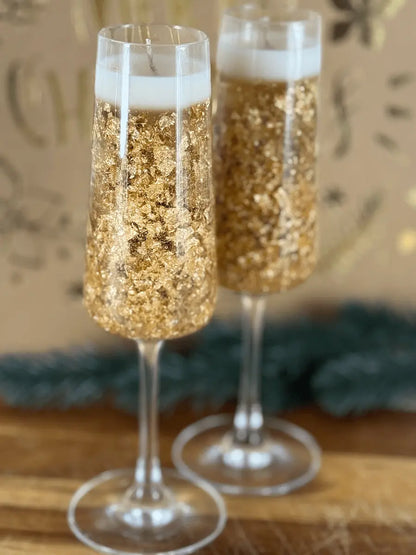 Handgemachte Champagnerlicht-Duo-Kerzen mit goldenen Details vor winterlicher Tannendeko – kramMITcharme