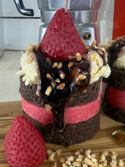 Detailaufnahme der Duftkerze ChocoBerry Bite Cake mit glänzender Schokoglasur und Erdbeere – kramMITcharme