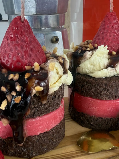 Seitenansicht der Duftkerze ChocoBerry Bite Cake mit zweifarbiger Schichtoptik und Erdbeer-Deko – kramMITcharme