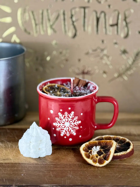 Handgemachte Duftkerze Christmas in a Cup in roter Tasse mit  Schneeflockenmotiv – kramMITcharme
