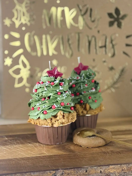 Handgemachte Weihnachtsduftkerze „Christmas Tree Cupcake“ im Cupcake-Design mit grünem Tannenbaum-Topping und roten Beeren – kramMITcharme
