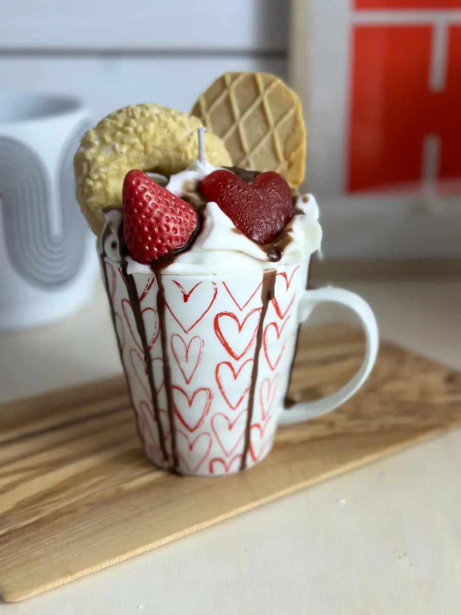 Handgemachte Duftkerze „Coffee Heart“ in Herztasse mit Waffel und Erdbeer-Deko – kramMITcharme
