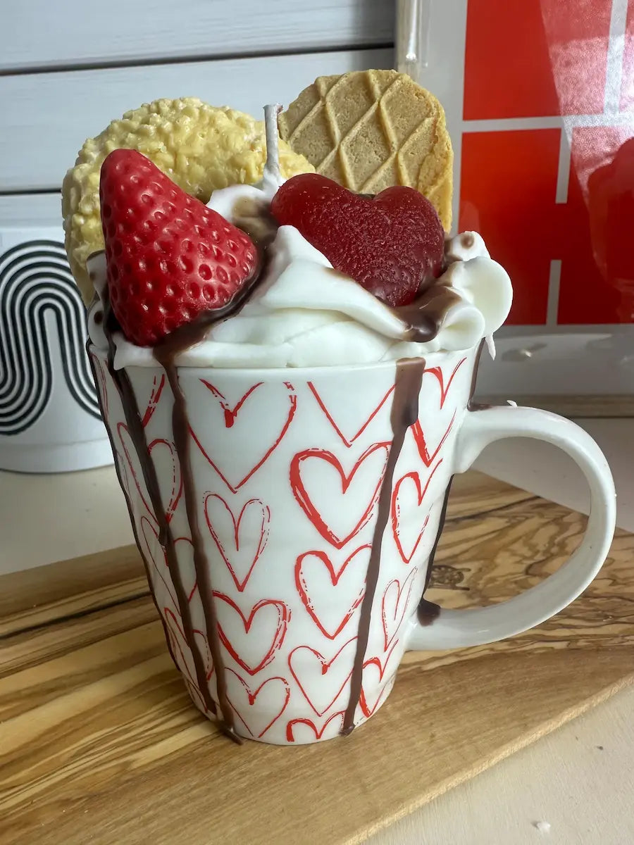 Duftkerze „Coffee Heart“ in weißer Tasse mit rotem Herzdesign und cremiger Wachsoptik – kramMITcharme