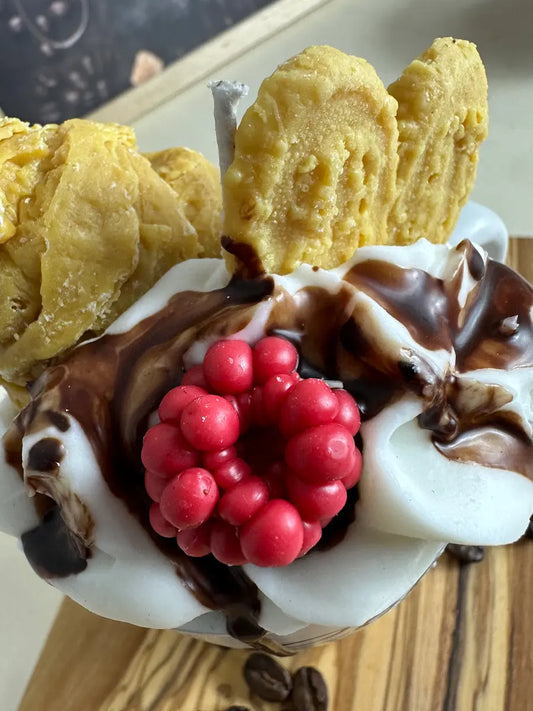 Detailaufnahme der Duftkerze „Coffee Makes Everything Possible“ mit roten Beeren und Butterkeksen – kramMITcharme