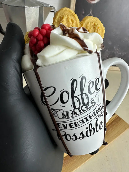 Handaufnahme der Duftkerze „Coffee Makes Everything Possible“ mit cremiger Schokosoße und Beeren – kramMITcharme