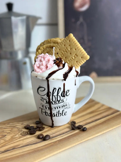 Handgemachte Duftkerze „Coffee Makes Everything Possible“ mit Kaffeearoma und Schokosoße – kramMITcharme