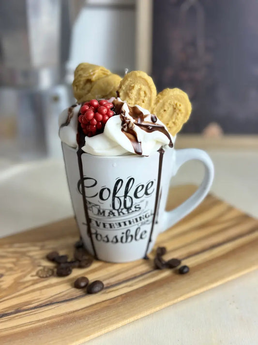 Handgemachte Duftkerze „Coffee Makes Everything Possible“ in Tasse mit Keksen und Schokosoße – kramMITcharme