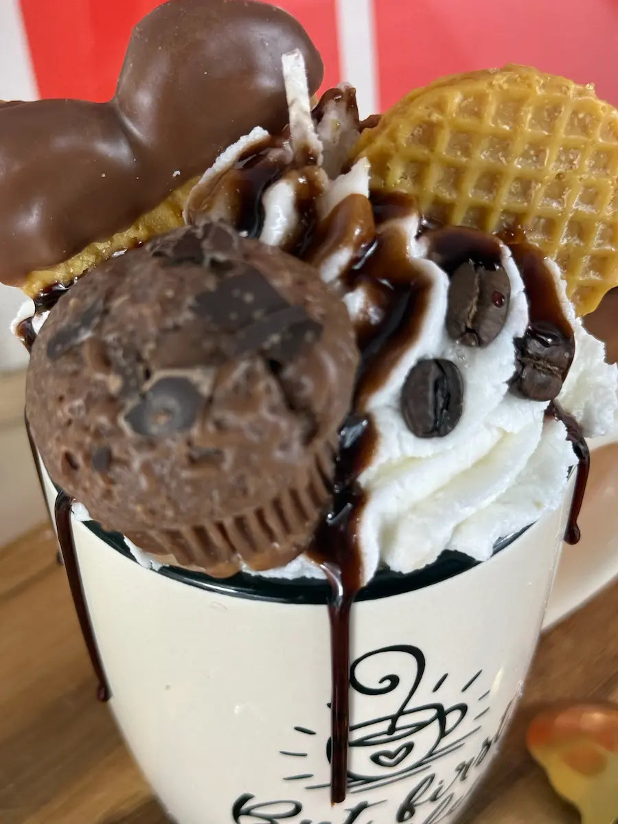 Nahaufnahme der Dessertkerze mit detailreichem Schoko-Muffin, Sahneoptik und Kaffeebohnen – kramMITcharme