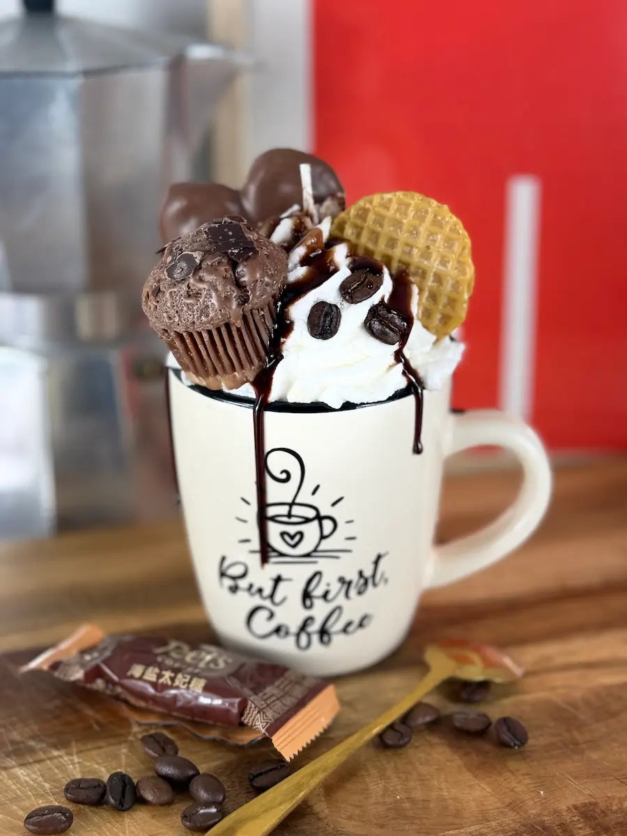 Handgemachte Dessertkerze im Coffee-Look mit Sahneoptik, Schoko-Muffin, Waffel und Schokosauce – kramMITcharme