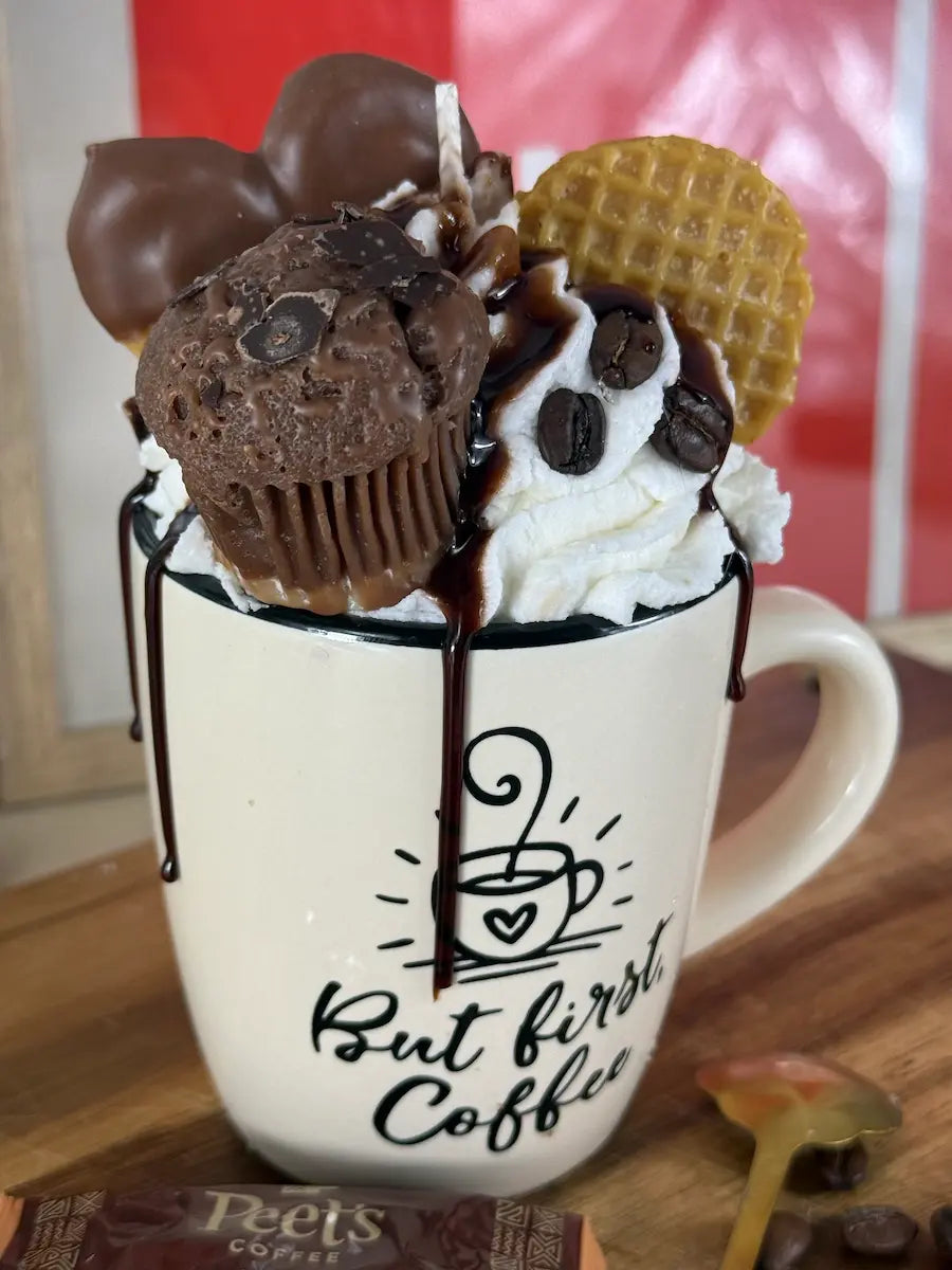 Handgemachte Coffee-Dessertkerze in Kaffeetasse mit Muffin- und Waffel-Topping – kramMITcharme