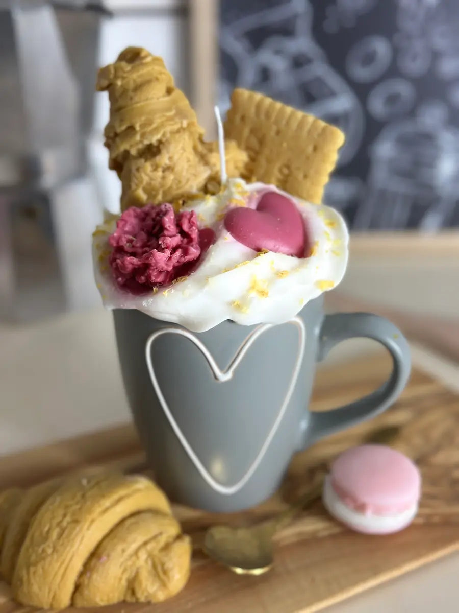 Handgemachte Duftkerze „Coffee of Love“ in grauer Tasse mit Herzmotiv und Keksdeko – kramMITcharme