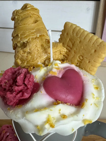 Duftkerze „Coffee of Love“ mit Topping aus rosa Herz, Blütendeko und Butterkeks – kramMITcharme
