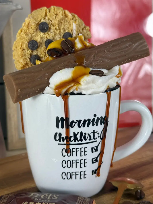 Nahaufnahme der Dessertkerze mit knusprigem Cookie, Schokoriegel und cremiger Sahneoptik – kramMITcharme