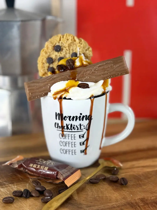 Handgemachte Dessertkerze im Coffee-Look mit Sahneoptik, Cookie, Karamell-Drizzle und Kaffeebohnen – kramMITcharme