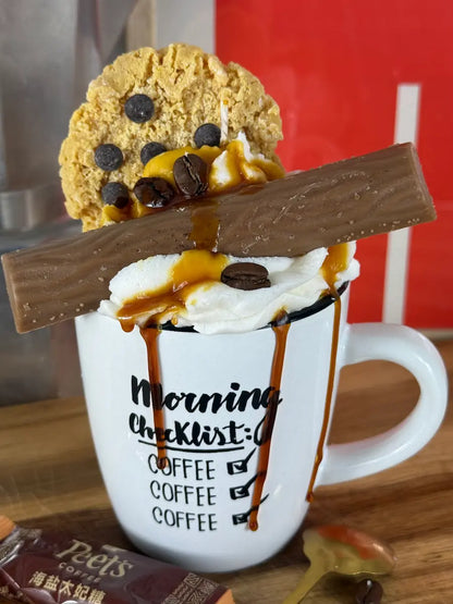 Handgemachte Coffee-Dessertkerze in Kaffeetasse mit Cookie-Topping und Karamell-Dekor – kramMITcharme