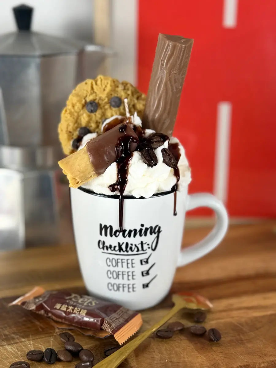 Handgemachte Dessertkerze im Coffee-Look mit Sahneoptik, Cookie, Schokosauce und Kaffeebohnen – kramMITcharme