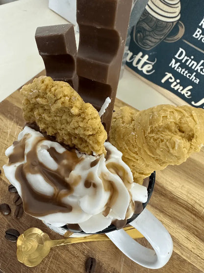 Detailaufnahme der Duftkerze „Dear Coffee I Love You“ mit Wachs-Schokolade und Keksen – kramMITcharme