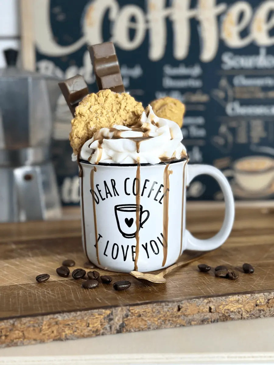 Handgemachte Duftkerze „Dear Coffee I Love You“ in weißer Tasse mit Schokostück und Keks – kramMITcharme