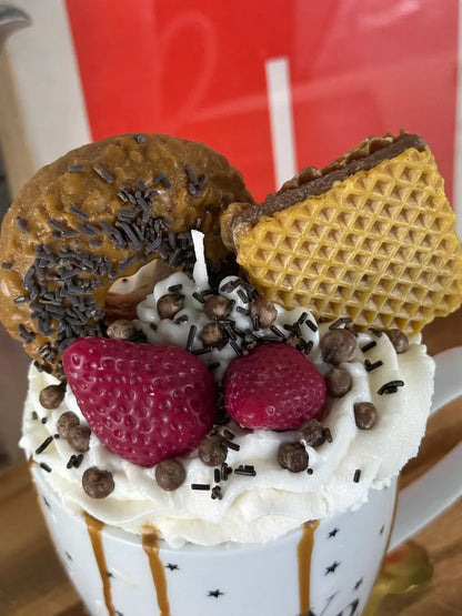 Nahaufnahme der Dessertkerze mit Schoko-Donut, Sahneoptik und feinen Schokostreuseln – kramMITcharme