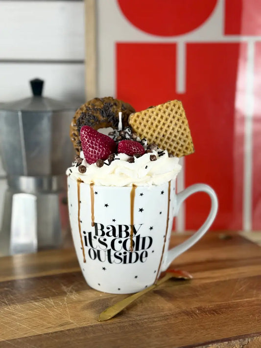 Handgemachte Dessertkerze im Coffee-Look mit Sahneoptik, Donut, Waffel und Beeren-Topping – kramMITcharme