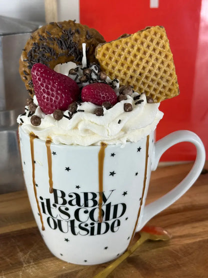Handgemachte Coffee-Dessertkerze in Kaffeetasse mit Waffel, Beeren und cremigem Topping – kramMITcharme