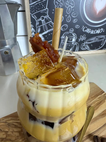 Nahaufnahme der Schichtkaffee-Dessertkerze im Glas, gehalten von einer behandschuhten Hand – kramMITcharme