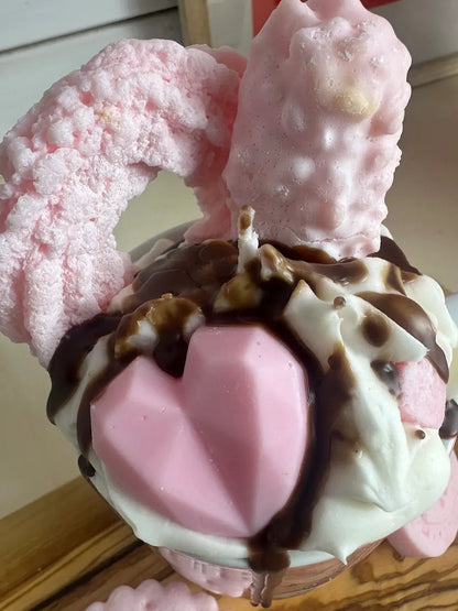 Obenaufnahme der Duftkerze „Einhorn“ mit cremiger Wachsstruktur und rosa Herz – kramMITcharme