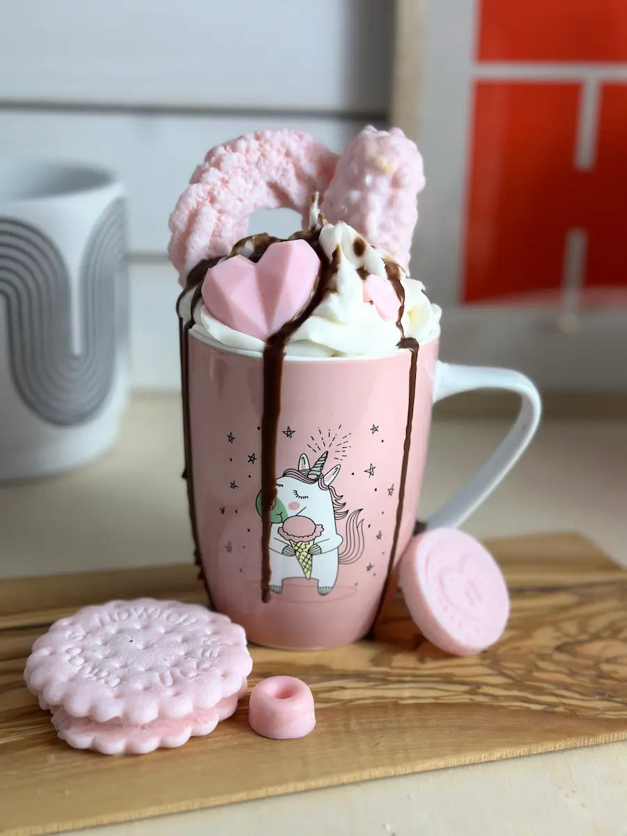 Handgemachte Duftkerze „Einhorn“ in rosa Tasse mit Herzdeko und Schaumoptik – kramMITcharme